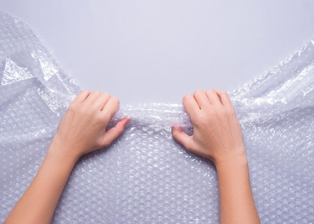Hands holding bubble wrap