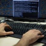 An agent of the operational center of the ANSSI checks datas on a computer.