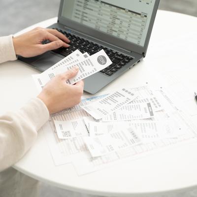 Business person entering receipt information in an expense software.