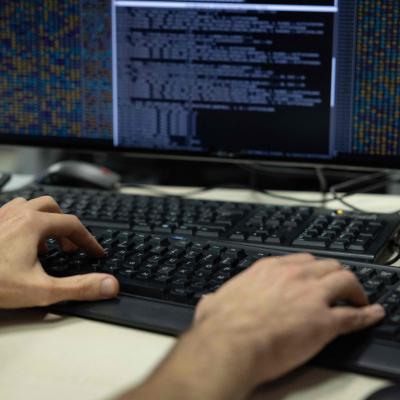 An agent of the operational center of the ANSSI checks datas on a computer.