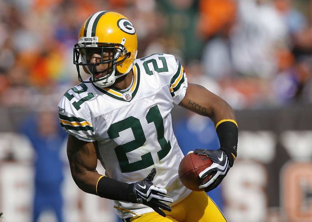 Charles Woodson #21 of the Green Bay Packers returns an interception against the Cleveland Browns at Cleveland Browns Stadium on October 25, 2009 in Cleveland, Ohio.