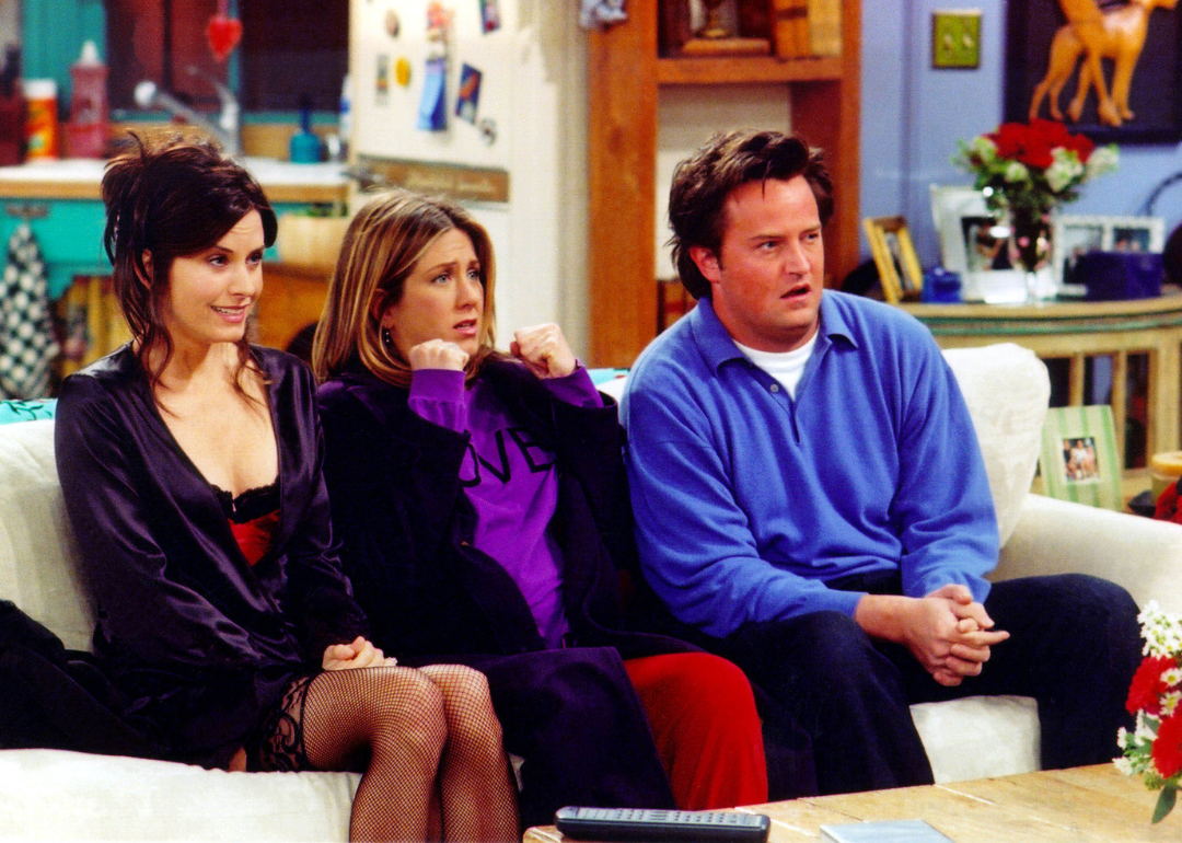 Actors Courteney Cox Arquette (L), Jennifer Aniston (C) and Matthew Perry are shown in a scene from the NBC series "Friends".