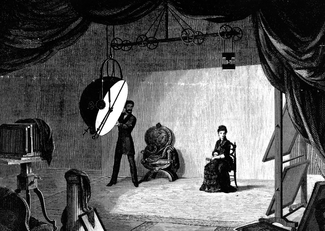 Engraving depicting arc lights being used in a photographer’s studio.