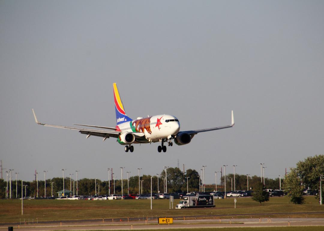 Boeing 737 arriving at MCI.