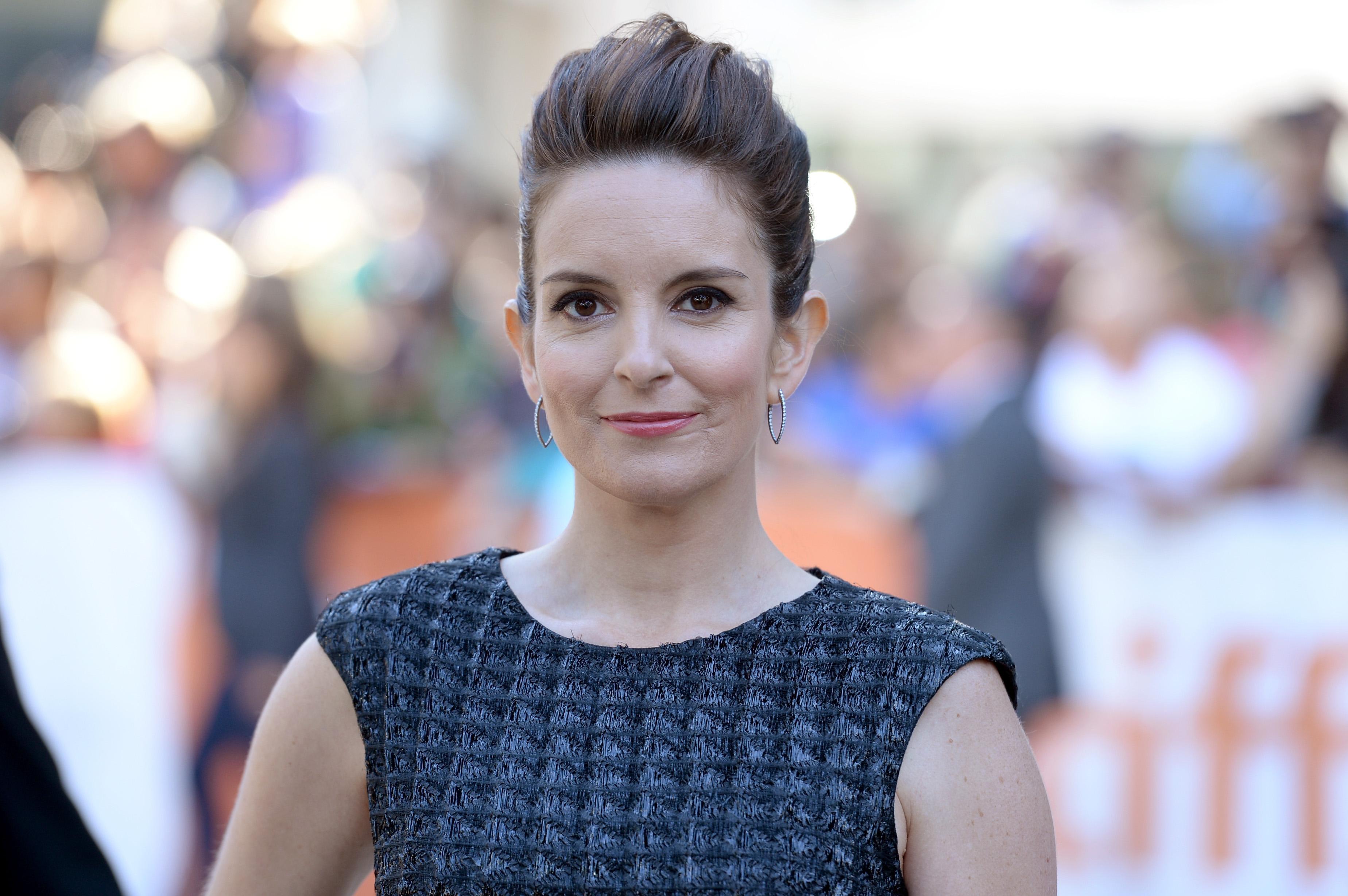 Tina Fey poses on red carpet.
