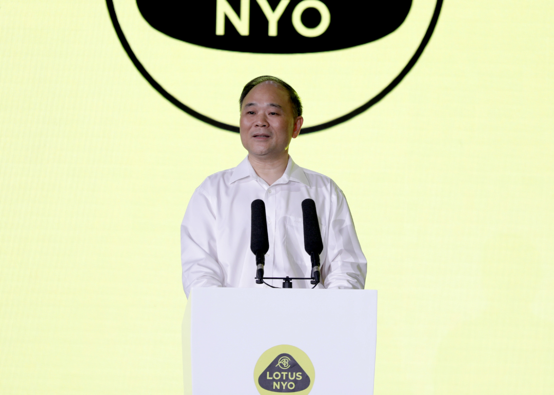 Li Shufu at press conference.