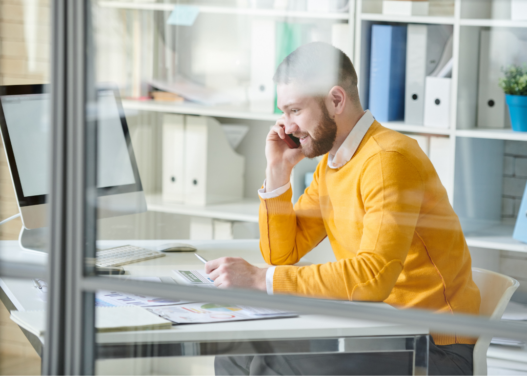 A man consults with an advisor online.
