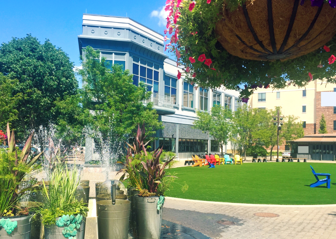 A lawn courtyard with flower containers in Leawood, Kansas.