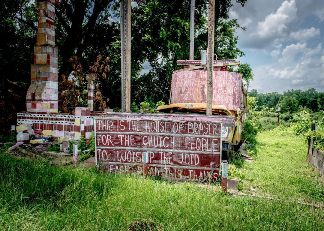 Painted signs and folk art in Vicksburg.