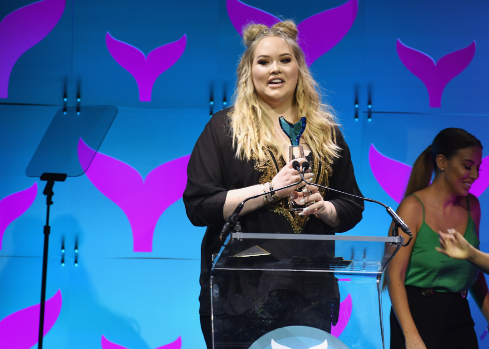 Nikkie de Jager accepting award.