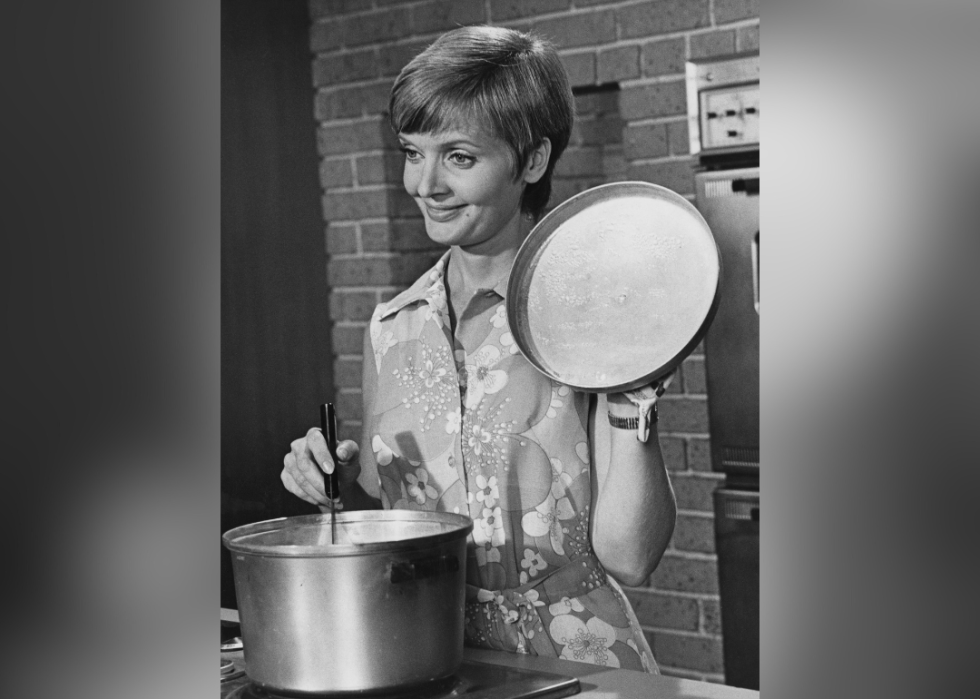 Florence Henderson as Carol Brady in the kitchen holding a pot lid in the The Brady Bunch, circa 1973.