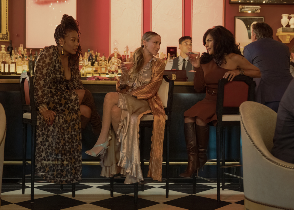 Sarah Jessica Parker, Sarita Choudhury, and Karen Pittman sitting at a bar.