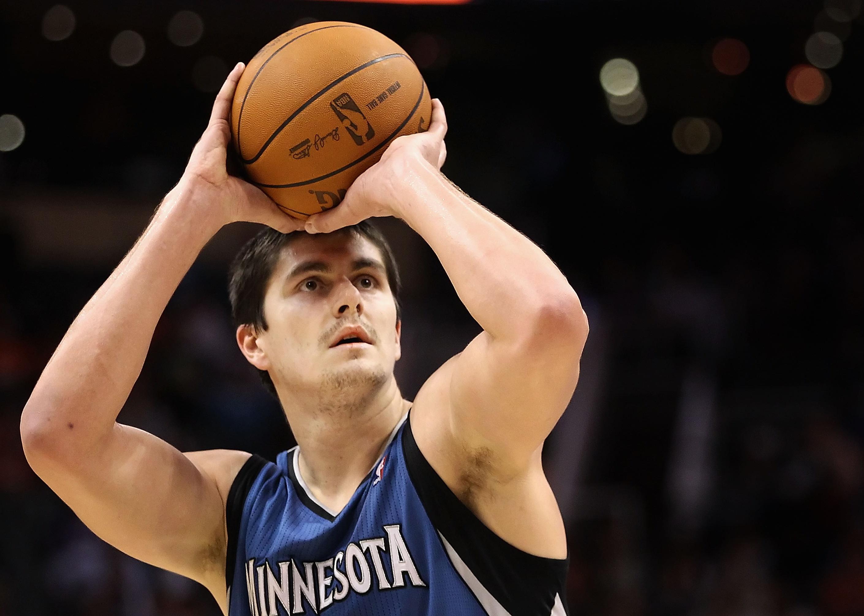 Darko Milicic shoots a free throw during a game at US Airways Center.