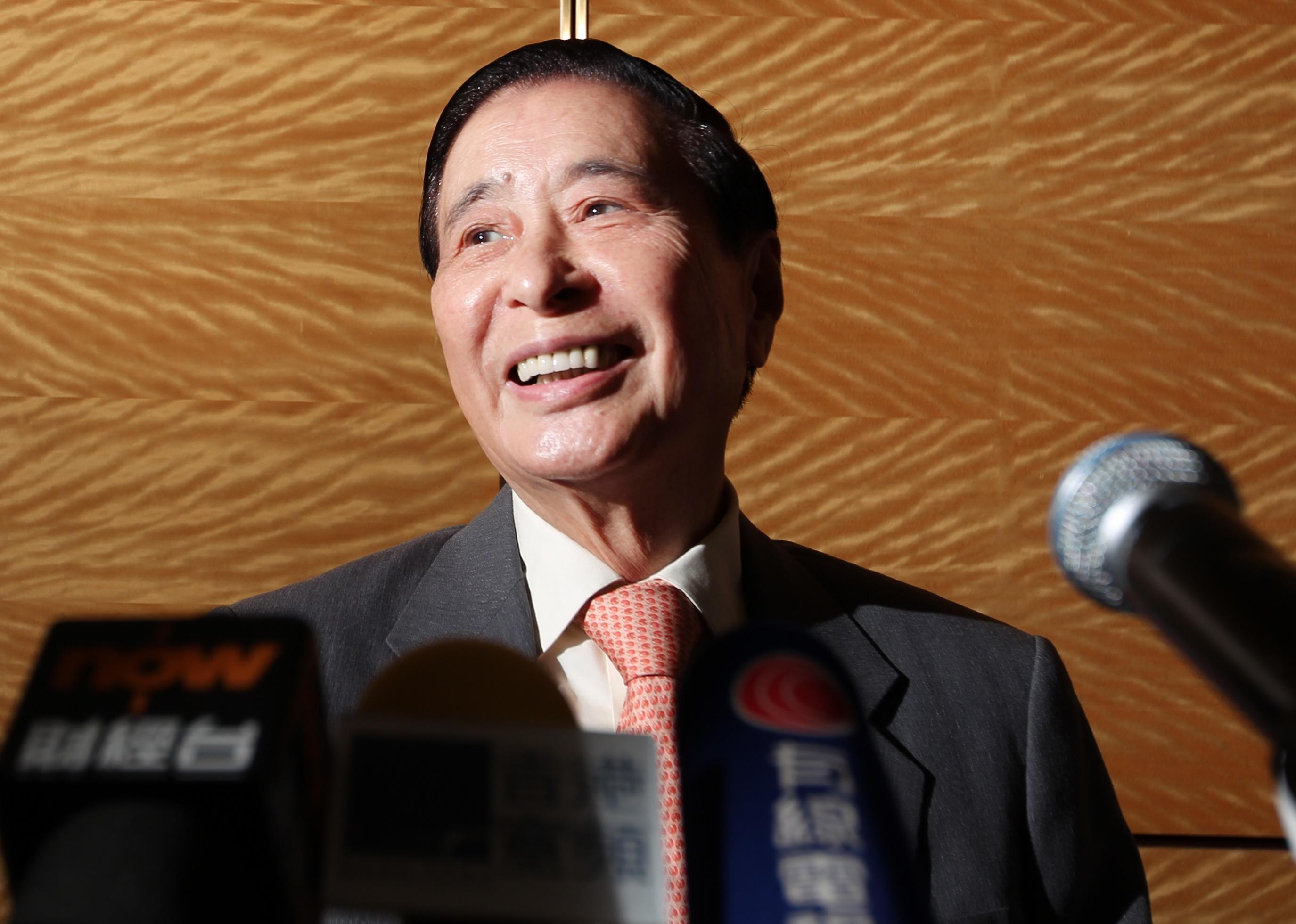 Lee Shau Kee speaks at event.