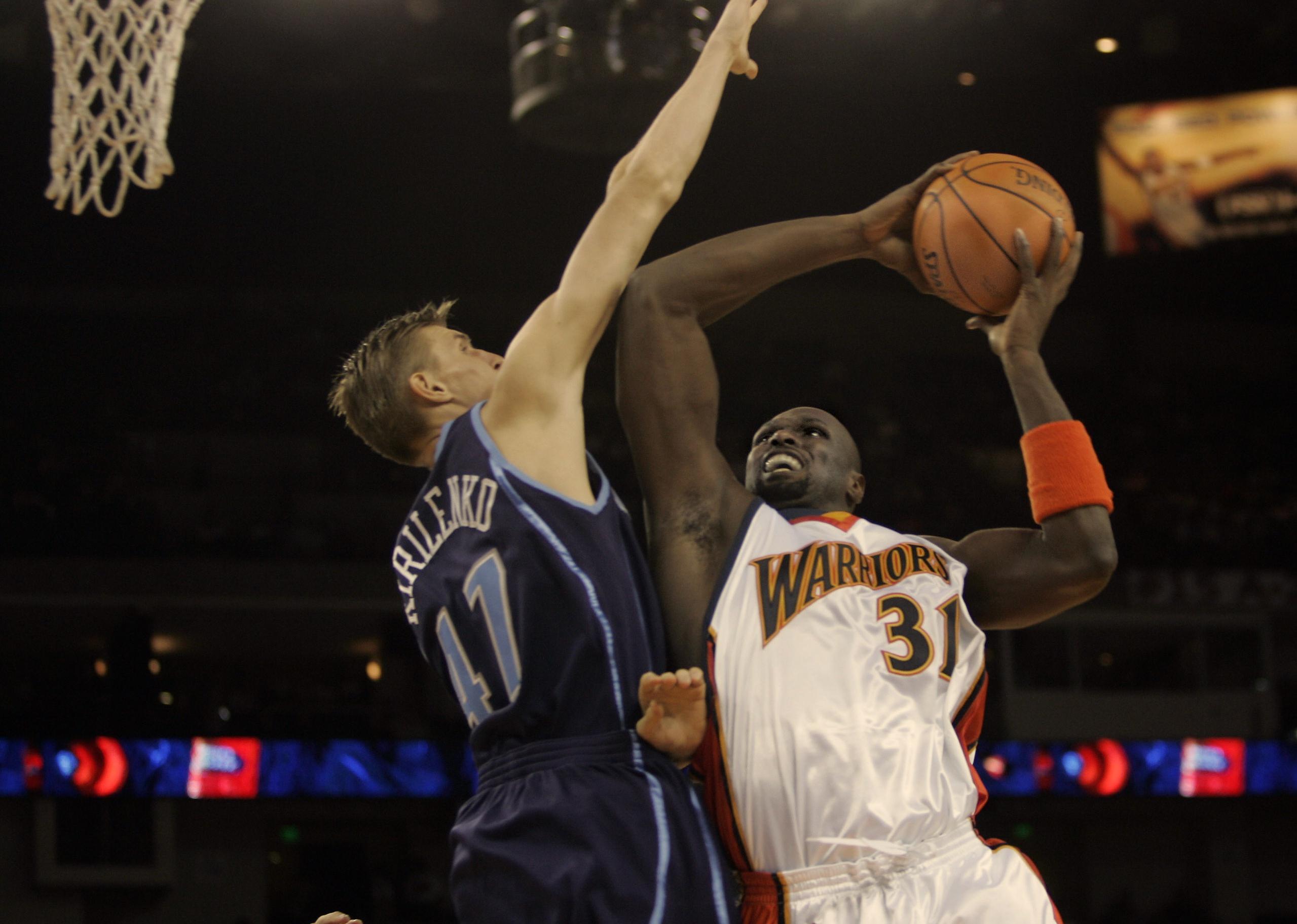 Adonal Foyle shoots the ball during a game at McAffee Coliseum.
