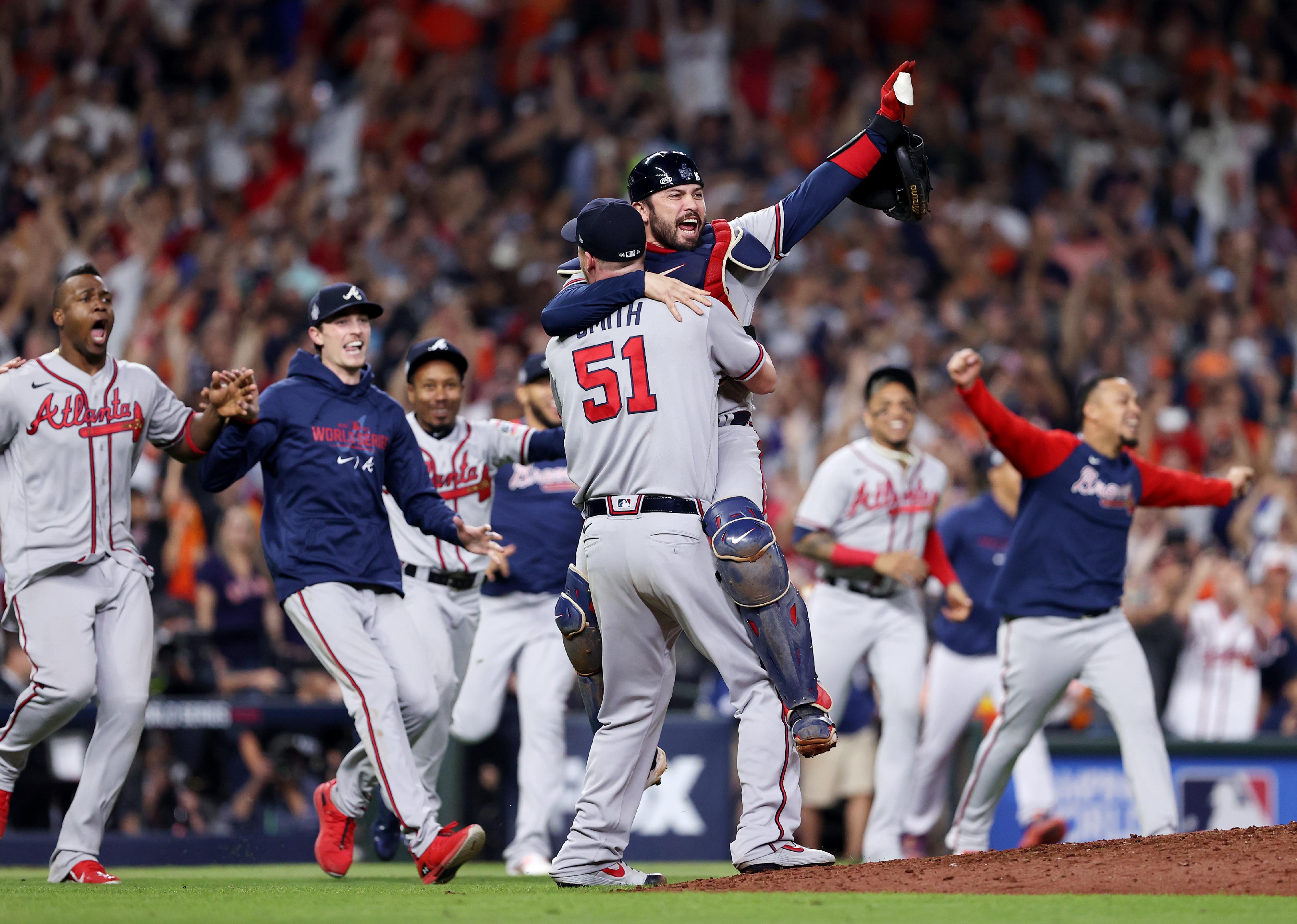 Will Smith and Travis d'Arnaud of the Atlanta Braves celebrate the team's victory