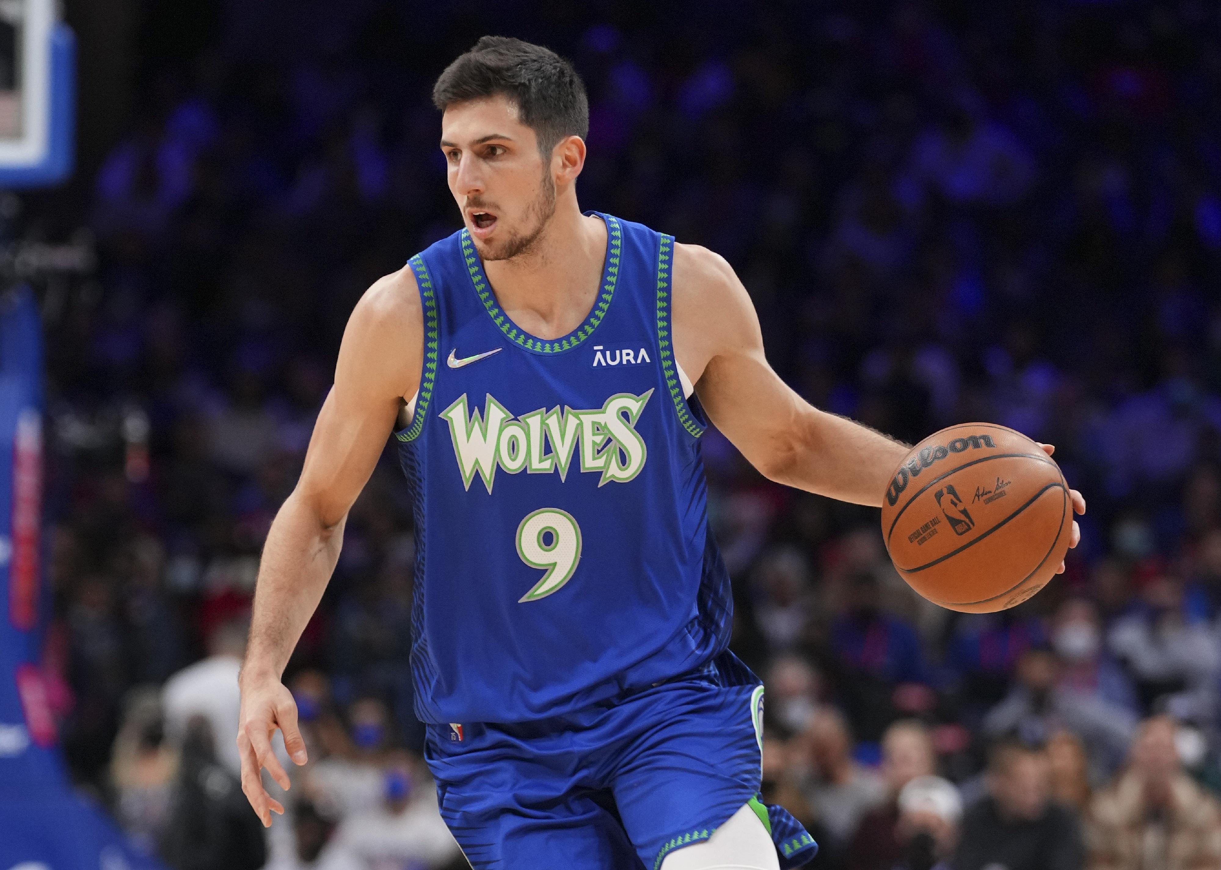Leandro Bolmaro dribbles the ball during a game at the Wells Fargo Center.
