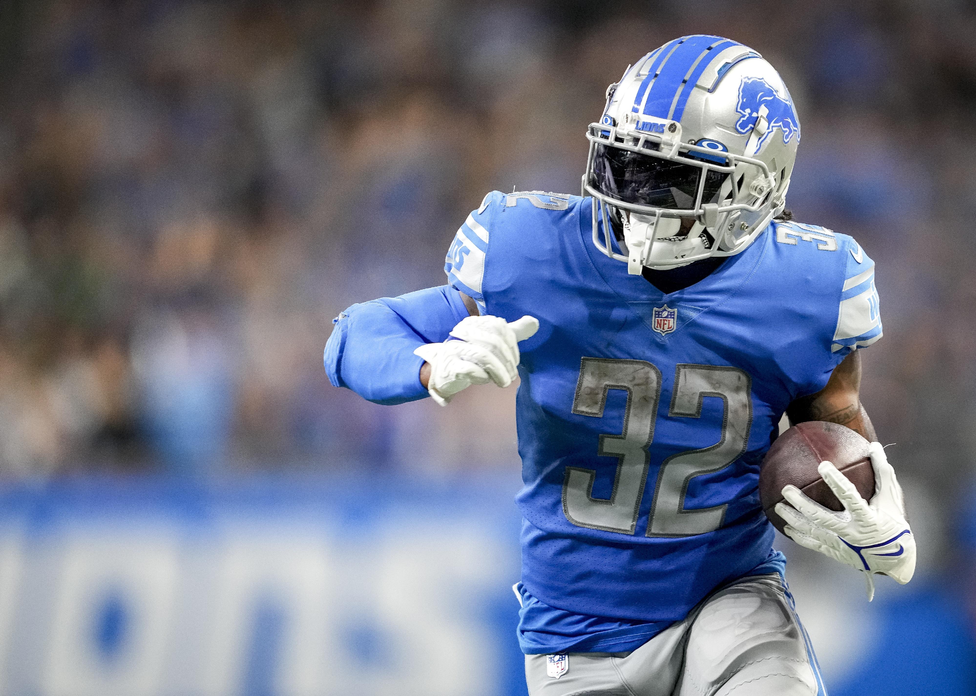 D'Andre Swift #32 of the Detroit Lions runs the ball.
