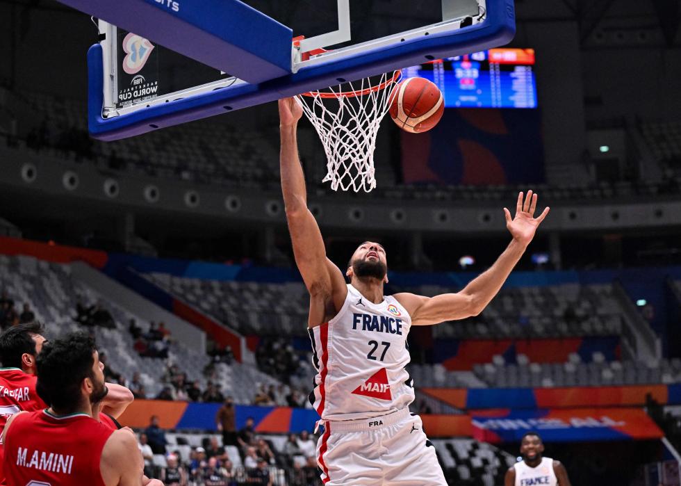 France's Rudy Gobert scores as Iran's Mohammad Amini and Navid Rezaeifar look on.