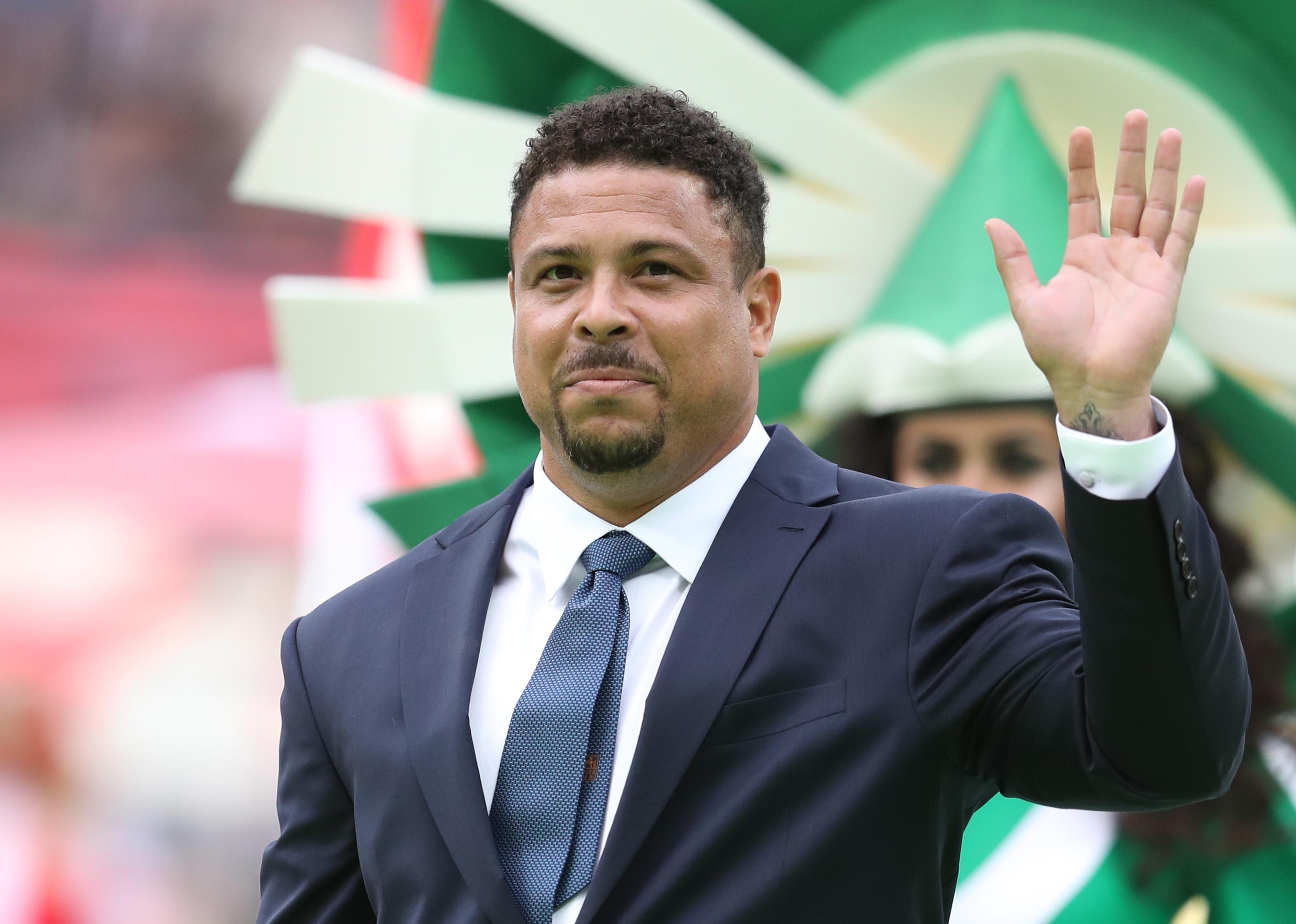 Ronaldo cheers the fans prior to the 2018 FIFA World Cup Russia Group A match