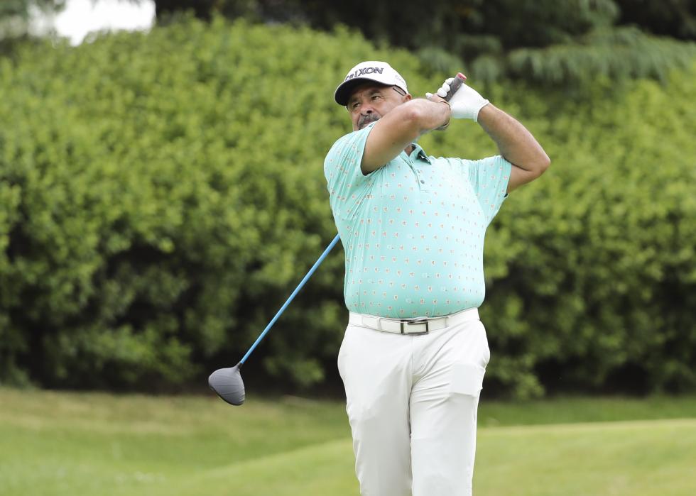 Grant Fuhr tees off