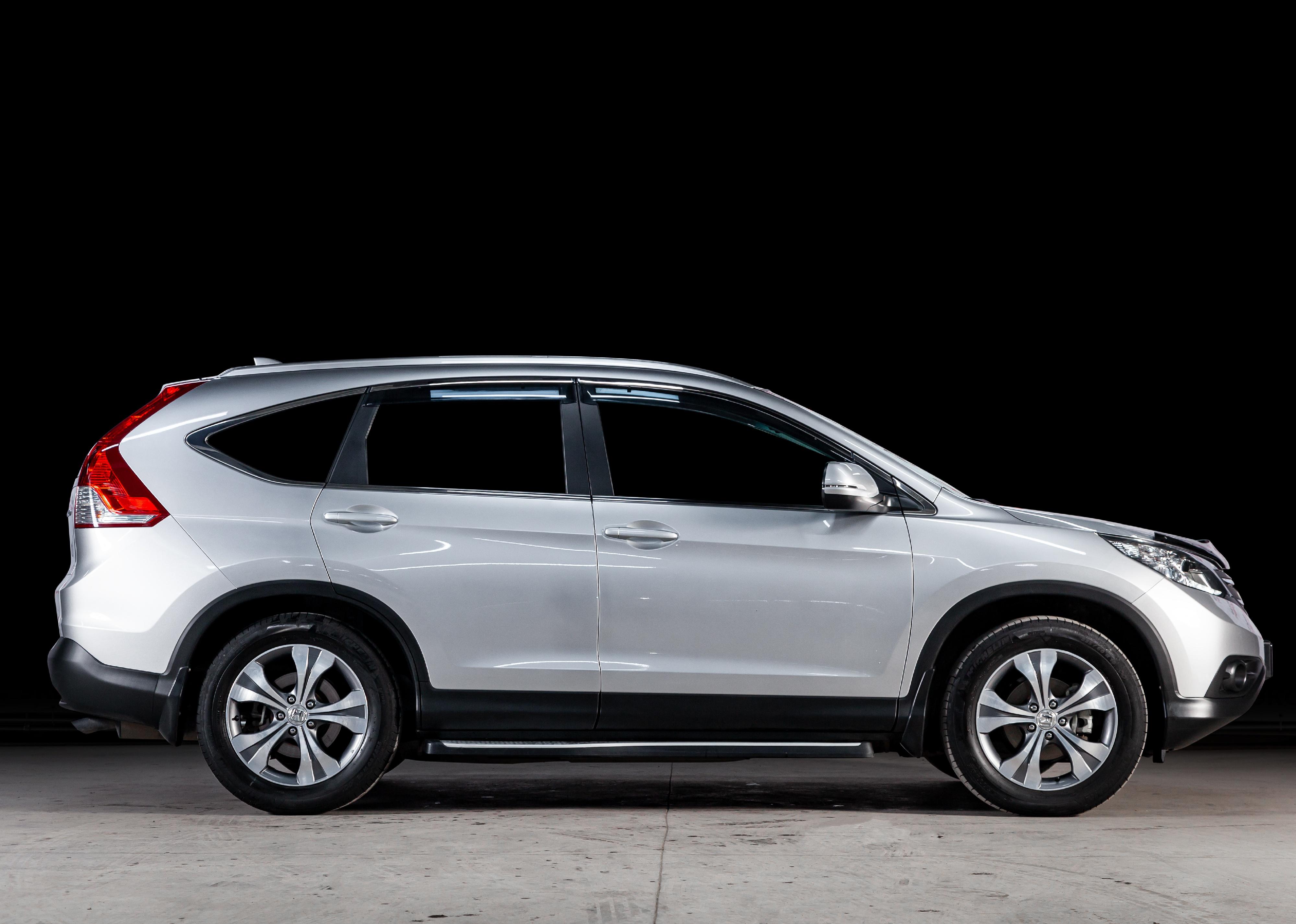 Honda CR-V, side view. 
