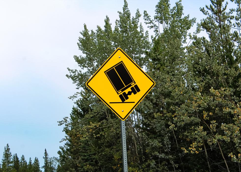 A truckers warning sign about tipping hazards