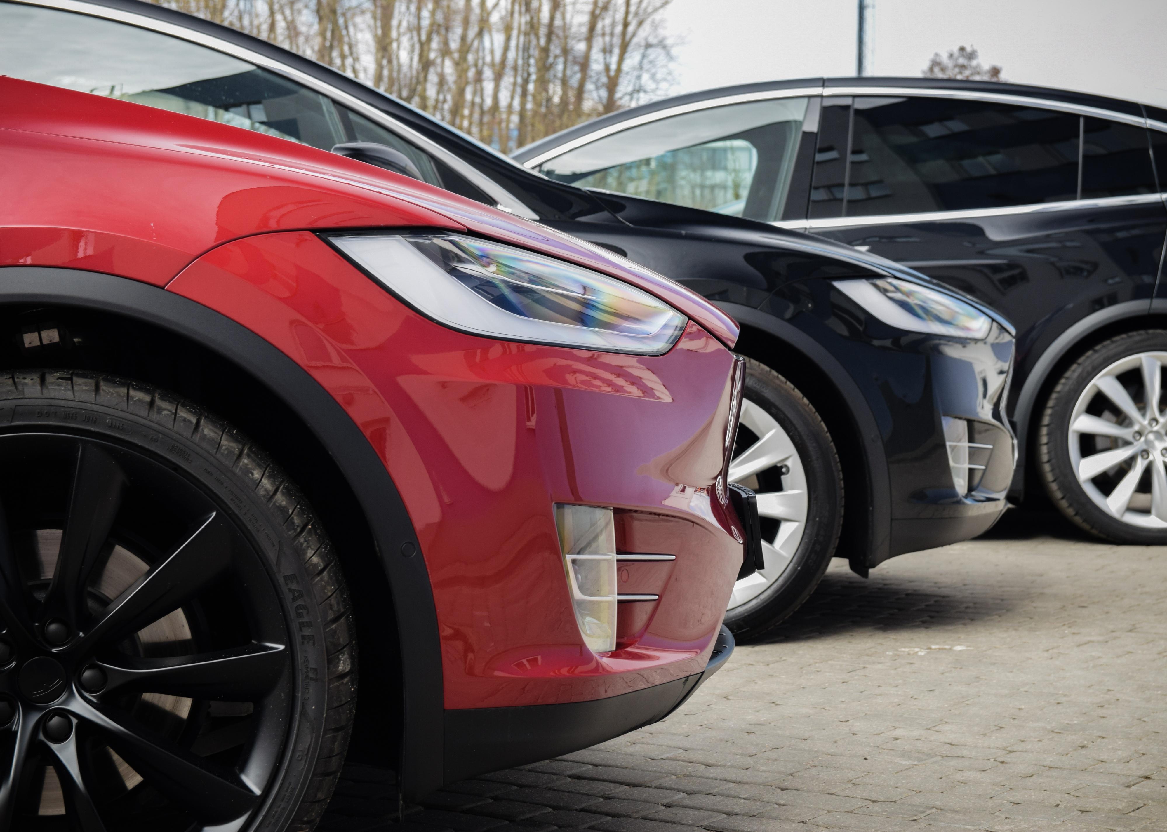 Tesla Model X P90D and 75D on a parking lot.