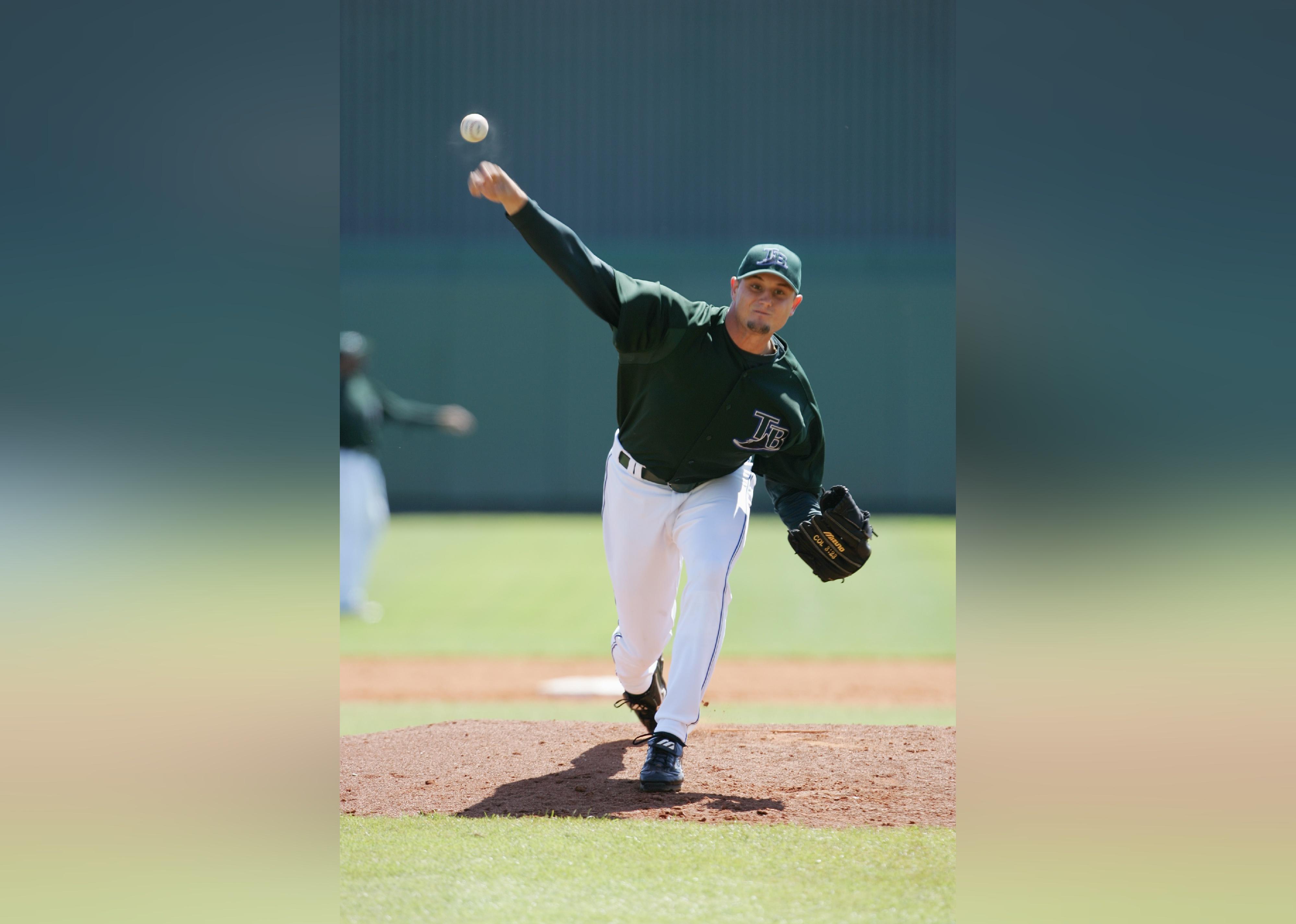 Doug Waechter of the Tampa Bay Devil Rays pitches en route to defeating the Pittsburgh Pirates.